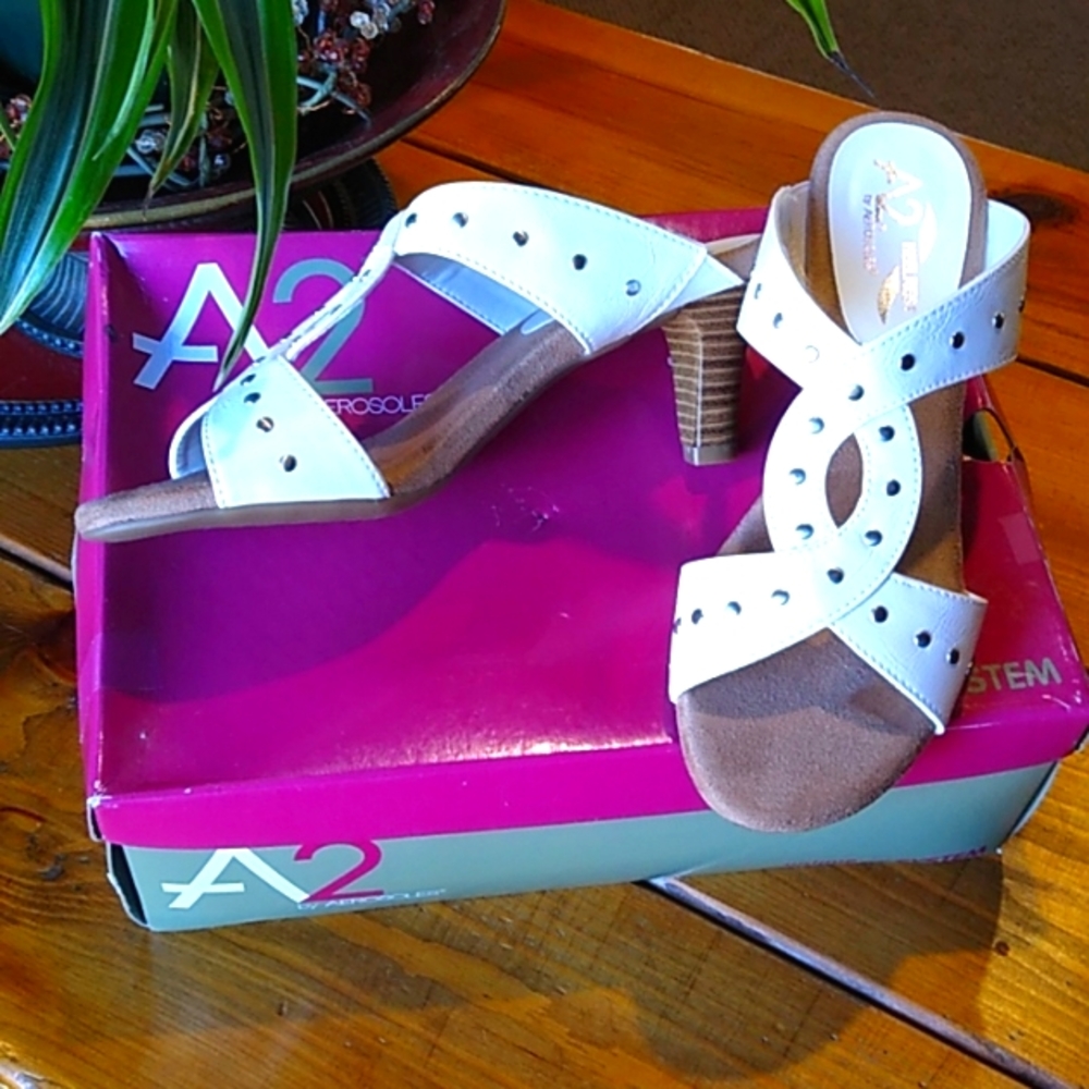 Aerosoles A2 Comfort System Powssibility Slide Sandal. Women's Sz 8 M. White.
